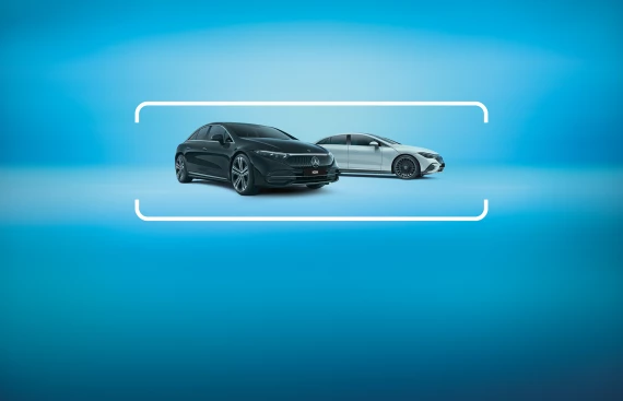 Bild von einem schwarzen und einem grauen Mercedes-Benz Fahrzeug auf einem hellblauen Hintergrund, umrahmt von zwei weißen Linien.